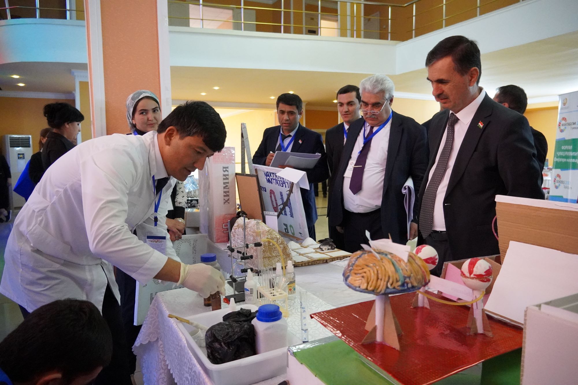 Таҷрибаро дар амал татбиқ мекунам