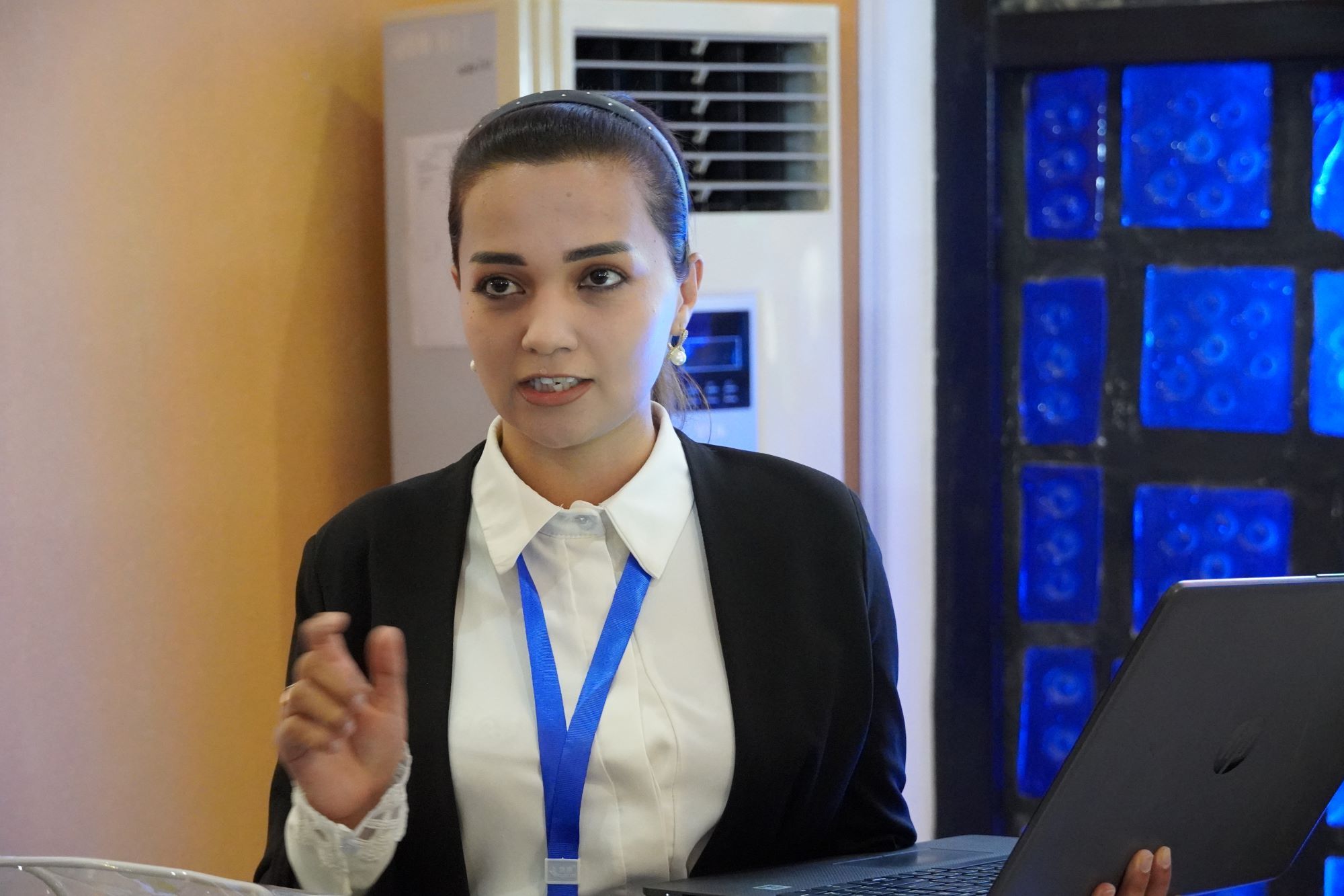 Гармхонаи пеши тирезаи синф